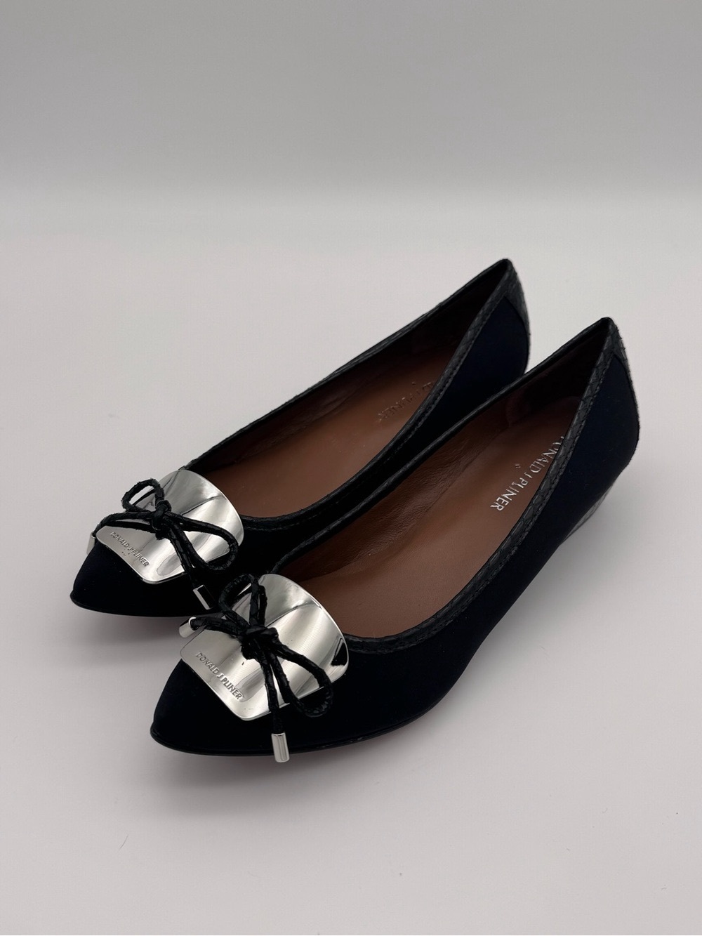 Donald Pliner Black Pointed Toe Silver Plate Bow Low Wedge Flats Size 7 - Picture 2 of 12